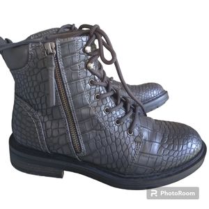 Bare Traps Women Boots SIZE 7    Dark Gray in Color.